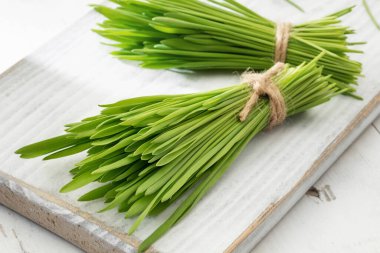 Beyaz arka planda taze arpa otları