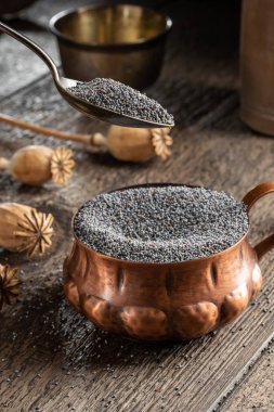 Fincanda ve kaşıkta haşhaş tohumu