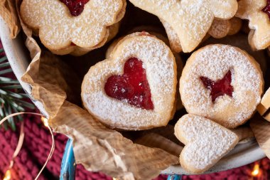 Geleneksel Linzer Noel kurabiyeleri marmelatla dolu