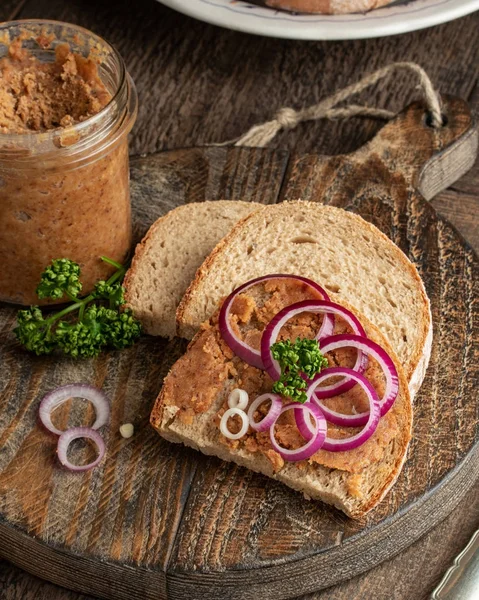 Bread slathered with pork lard mixed with ground cracklings — Stock Photo, Image