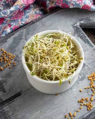 Arka planda kuru çekirdekli taze çemen otu filizleri