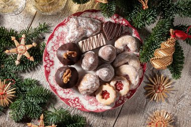 Arı kovanı ya da eşek arısı yuvası, vanilya hilal ve diğer tipik Çek Noel kurabiyeleri bir tabakta, üst görünümde.