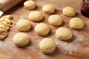 Çiğ hamur hamurundan yapılmış donut kızarmadan önce yükseliyor.