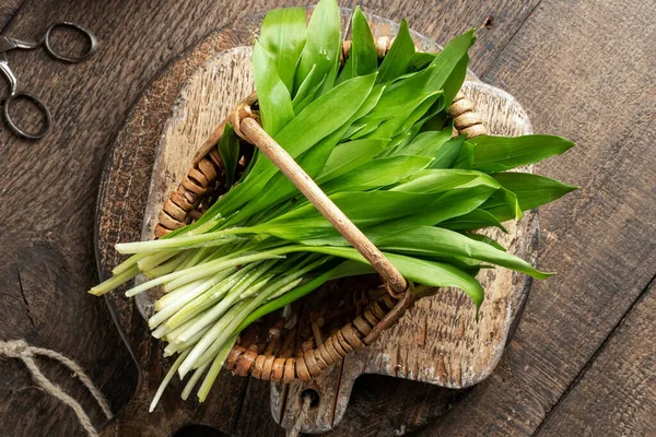 Fresh Wild Garlic Leaves Basket Top View — Stock Photo, Image