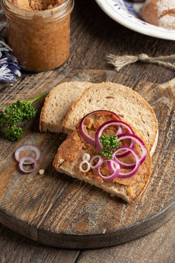 Maydanoz ve soğanla karışık domuz yağına bulanmış ekmek.