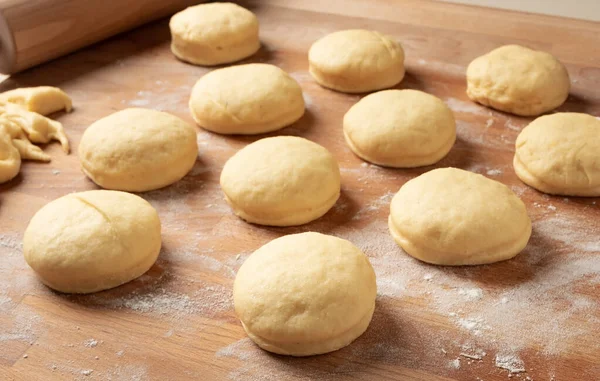 Rosquillas Caseras Llenas Mermelada Levantan Sobre Rodillo Madera — Foto de Stock