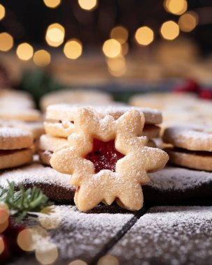 Kırmızı frenk üzümü ve şekerle kaplanmış Linzer Noel kurabiyesi.