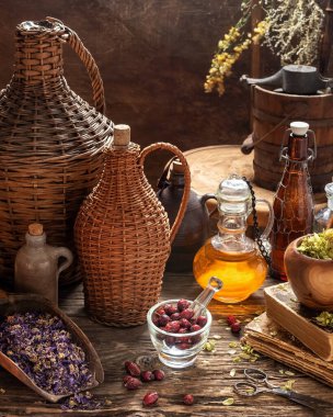 Kırmızı kalçalar ve kurumuş otlar. Kırsal bir arka planda kaliteli şişeler.