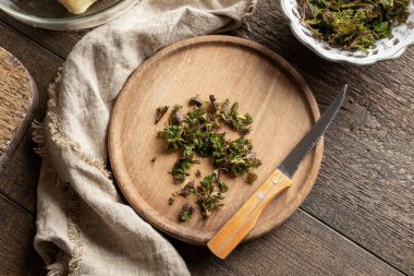 Bitkisel tereyağı hazırlamak için genç ısırgan otlarını doğramak.