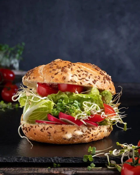 Veggie Burger Met Verse Radijs Fenegriek Spruitjes Broccoli Microgreens — Stockfoto