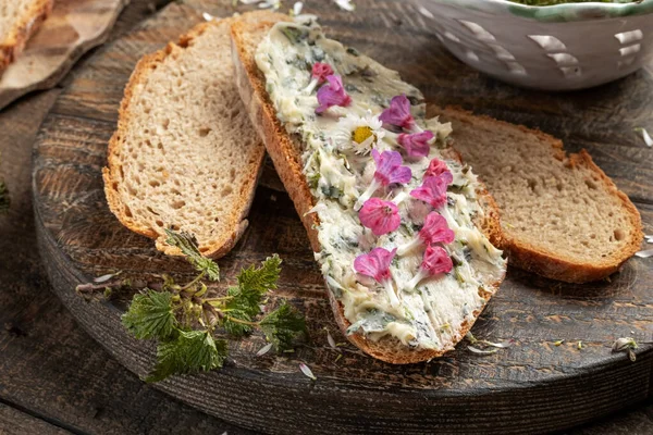 Stykke Brød Med Urtesmør Lavet Unge Nælder Med Lungwort Blomster - Stock-foto