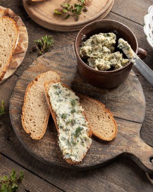 Baharda taze ısırgan otlarından yapılan bitkisel tereyağı.