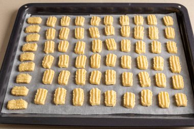 Çiğ Noel kurabiyeleri, fırında pişirilmeye hazır.