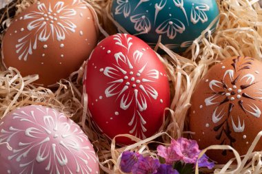 Balmumuyla süslenmiş renkli Paskalya yumurtalarının ayrıntıları