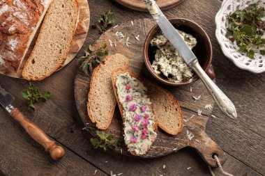 İlkbaharda toplanan taze ısırgan otlarından yapılan bitkisel tereyağı bir dilim ekmeğe sürüldü.