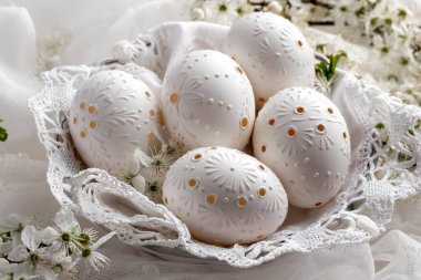 El yapımı balmumuyla süslenmiş Paskalya yumurtaları.