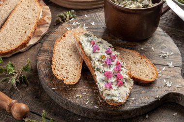 Isırgan otu bir dilim ekmeğe sürülmüş.