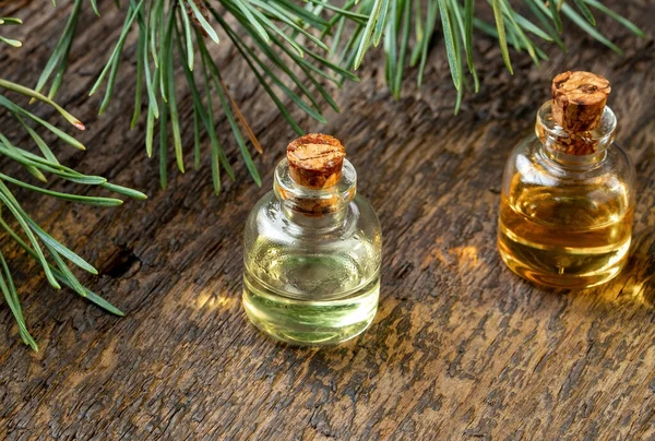 Flessen Etherische Olie Met Dennentakken Een Tafel — Stockfoto