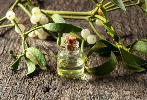 Una Botella Aceite Esencial Con Ramas Muérdago — Foto de Stock