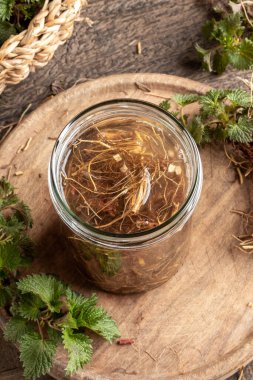 İlkbaharın başlarında toplanan ısırgan otu köklerinden elde edilen bitkisel tentürlerin hazırlanması