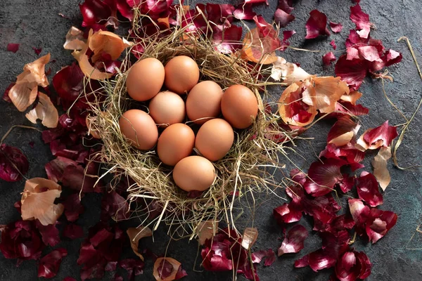 Saman Içinde Çiğ Yumurta Soğan Kabuklarıyla Boyanmaya Hazır — Stok fotoğraf