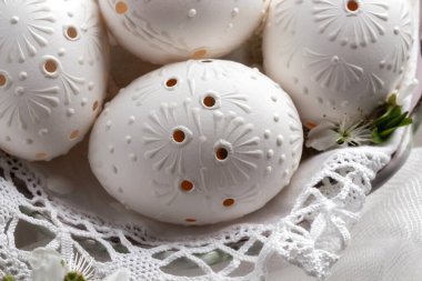 Balmumuyla süslenmiş beyaz Paskalya yumurtalarının ayrıntıları