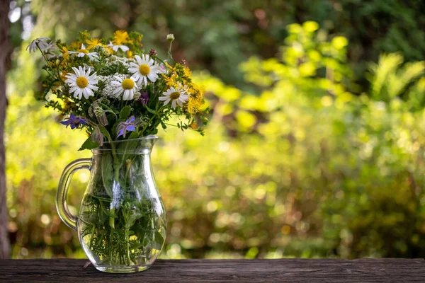 Gyógynövények Virágok Egy Vázában Kertben Másolási Hellyel — Stock Fotó