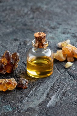 Bir şişe tütsü. Gerekli yağ ve reçine. Kopya alanı da var.