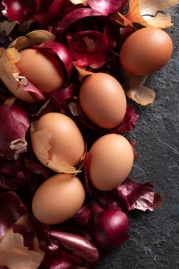 Çiğ yumurta ve soğan kabuğu, üst manzara.
