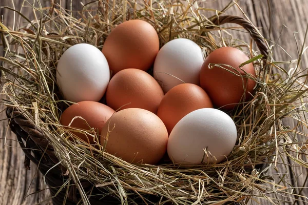 Hasır Sepette Çiğ Tavuk Yumurtası Yakın Çekim — Stok fotoğraf