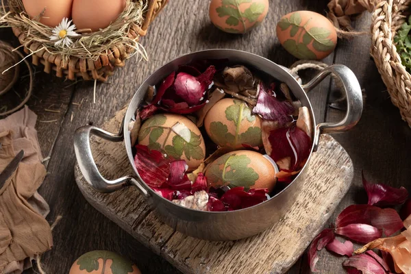 Краска Пасхальные Яйца Луковой Кожурой Рисунком Листьев — стоковое фото