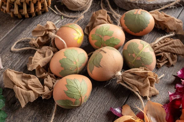 Paskalya Yumurtalarını Soğan Kabuklarıyla Boyamak Için Hazırlıyorum — Stok fotoğraf