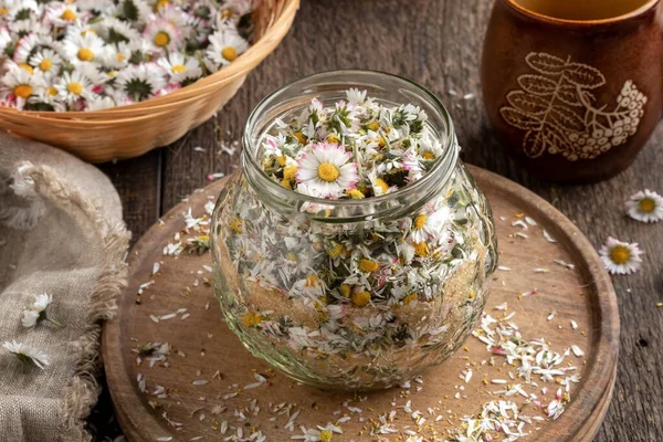 新鮮な一般的なデイジーの花やサトウキビの砂糖から咳に対する自家製ハーブシロップの準備 — ストック写真