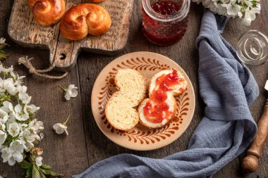 Jidasky ya da jidase - Maya hamurundan yapılmış Çek tatlı paskalya pastası, tereyağı ve marmelatlı, üst görünüm