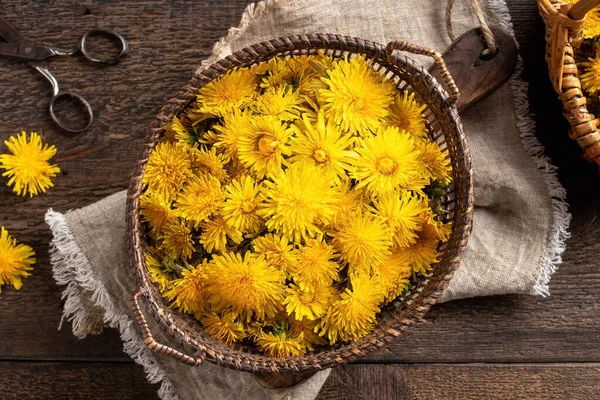 Frische Löwenzahnblüten Korb Draufsicht — Stockfoto