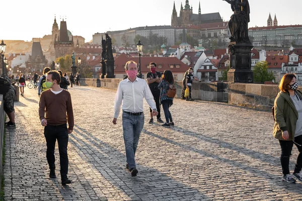 Praag Tsjechië April 2020 Halflege Karelsbrug Tijdens Coronaviruspandemie Met Mensen — Stockfoto