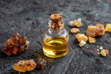 Karanlık bir arka planda şeffaf bir tütsü şişesi.