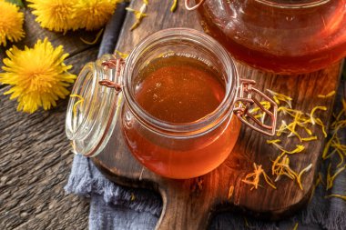 Karahindiba balı - şekerden ve taze çiçeklerden yapılan şurup