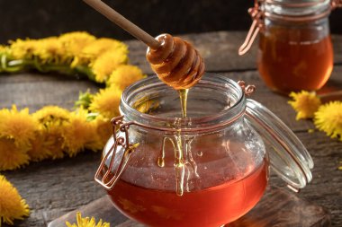 Bir kavanoz karahindiba şurubunun üzerine bal sosu.