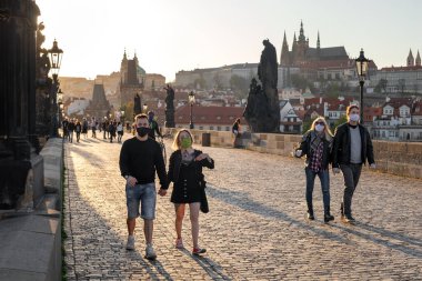 PRAG, CZECH REPUBLIC - 16 Nisan 2020: Koronavirüs salgını sırasında Charles Köprüsü 'nün yarısı boştu.