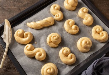 Çiğ jidasky ya da jidase - Hamur fırçası ve fırça tepsisi üzerinde Çek Paskalya tatlısı