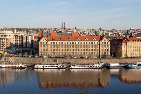 Prag Czech Cumhuriyet Nisan 2020 Vltava Nehri Yakınlarındaki Hukuk Fakültesi — Stok fotoğraf