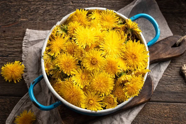 Flores Frescas Diente León Una Olla Azul Vista Superior —  Fotos de Stock