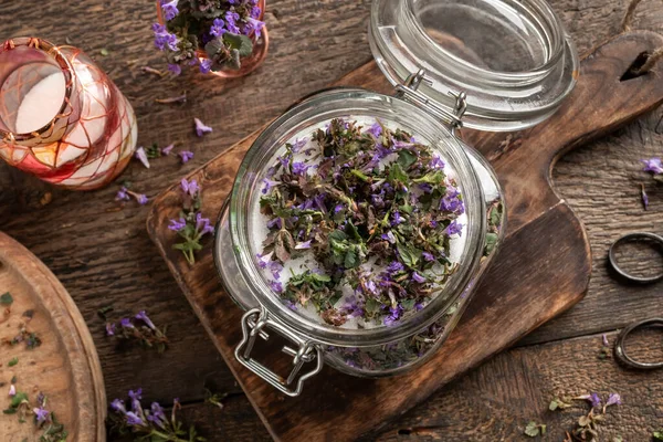 Preparación Jarabe Hierbas Contra Tos Partir Plantas Hiedra Molida Flor — Foto de Stock