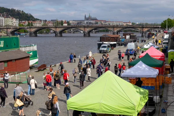 Prag Czech Republic Nisan 2020 Naplavka Çiftçi Pazarı Koronavirüs Salgınından — Stok fotoğraf