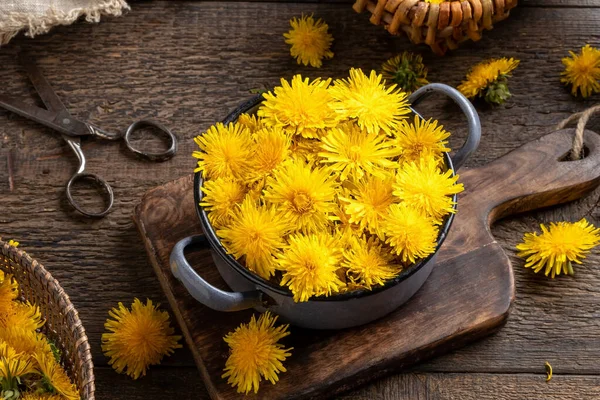 Fleurs Pissenlit Fraîches Dans Pot Vintage Sur Une Table — Photo