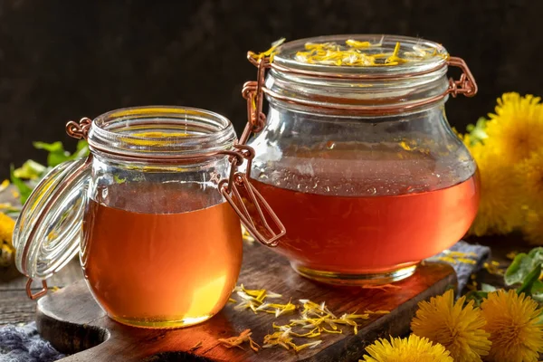 Glas Mælkebøtte Honning Sirup Lavet Sukker Friske Blomster - Stock-foto