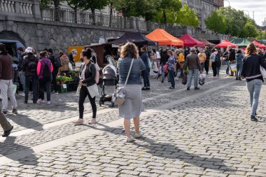 PRAG, CZECH REPUBLIC - 25 Nisan 2020: Naplavka çiftçi pazarından alışveriş yapan insanlar, Coronavirus salgınından bu yana ilk kez yeniden açıldı. Herkes maske takıyor..