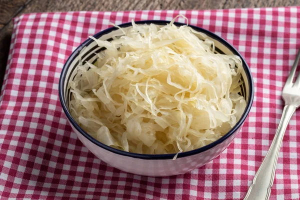 Uma Tigela Repolho Fermentado Guardanapo Quadriculado — Fotografia de Stock