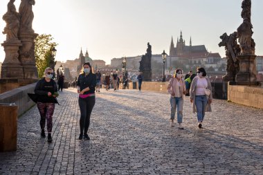 PRAG, CZECH REPUBLIC - 16 Nisan 2020: Coronavirus salgını sırasında Charles Köprüsü 'nün yarısı boştu.